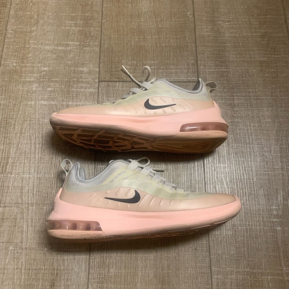 Nike Max Womans Used Shoes In Good Condition